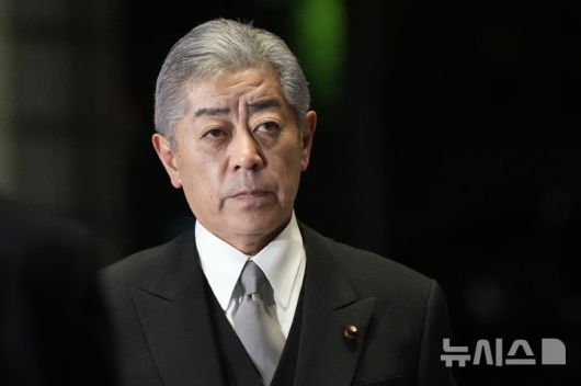 [도쿄=AP/뉴시스] 일본 정부가 지난 21일(현지 시간) 선종한 프란치스코 교황 장례식에 이와야 다케시 외무상을 보낼 방침이다.이와야 외무상이 지난해 11월11일 도쿄 총리관저에 들어서는 모습. 2025.04.23