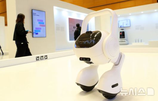 [서울=뉴시스] 김혜진 기자 = 15일 서울 강남구 코엑스에서 열린 디자인코리아 2024에서 관람객들이 부스를 둘러보고 있다. 2024.11.15. jini@newsis.com