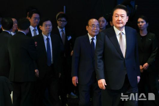 [서울=뉴시스] 윤석열 당시 대통령이 지난해 11월 22일 서울의 한 호텔에서 열린 제56회 국가조찬기도회에 이봉관 대한민국국가조찬기도회 회장, 한동훈 국민의힘 대표를 비롯한 참석자들과 입장하고 있다. (사진=뉴시스DB). 2025.09.02 photo@newsis.com