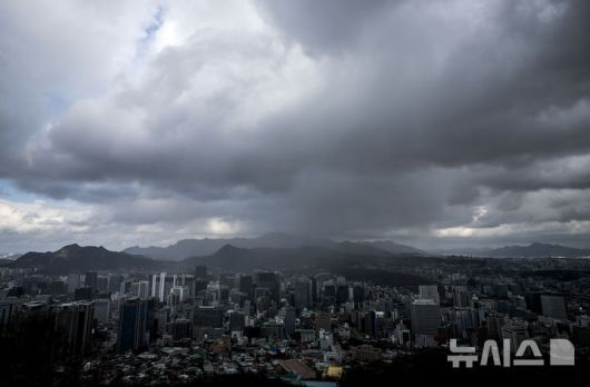 [서울=뉴시스] 정병혁 기자 = 사진은 지난해 11월 26일 서울 중구 남산에서 바라본 서울 하늘에 먹구름이 가득 끼어있는 모습. 2024.11.26. jhope@newsis.com