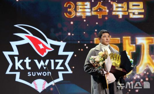 [서울=뉴시스] 고범준 기자 = 1일 오전 서울 용산구 그랜드하얏트 서울에서 열린 2024 컴투스프로야구 리얼글러브 어워드에서 kt 황재균이 3루수 부문에 수상한 뒤 기념촬영을 하고 있다. 2024.12.01. bjko@newsis.com