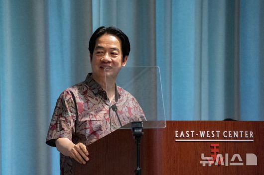 [하와이=AP/뉴시스] 라이칭더 대만 총통이 다음 달 중남미 수교국 순방 과정에서 미국 뉴욕을 경유할 계획이었으나, 도널드 트럼프 미국 대통령이 이를 허용하지 않은 것으로 전해졌다. 사진은 지난해 12월 라이 총통이 미국 하와이 싱크탱크 동서센터(EWC)에서 연설하는 모습. 2025.07.29