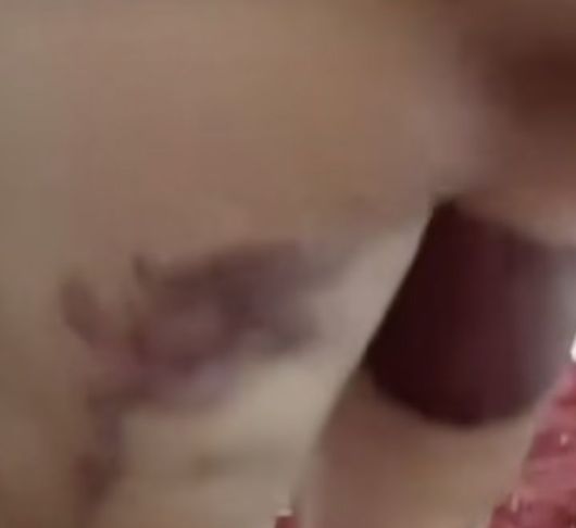 [서울=뉴시스] 4일(현지 시각)영국 데일리메일 등 외신에 따르면 이슬람 국가의 복장 규정을 거부한 여성이 경비원에게 70대 이상 잔혹하게 채찍질 당했다. (사진=데일리메일 갈무리) *재판매 및 DB 금지