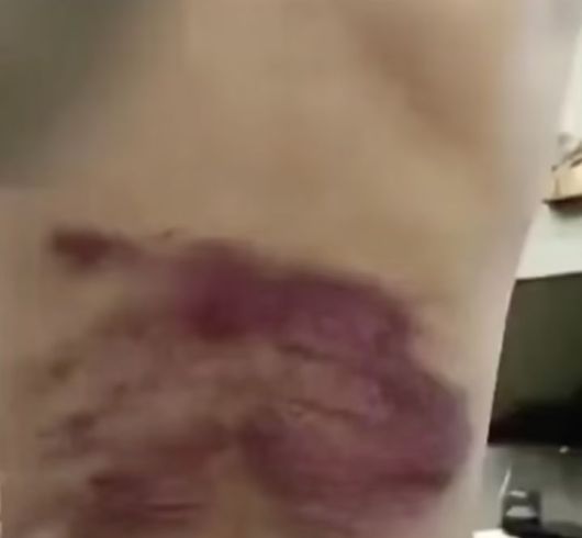 [서울=뉴시스] 4일(현지 시각)영국 데일리메일 등 외신에 따르면 이슬람 국가의 복장 규정을 거부한 여성이 경비원에게 70대 이상 잔혹하게 채찍질 당했다. (사진=데일리메일 갈무리) *재판매 및 DB 금지