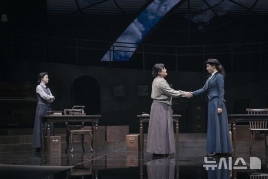 [서울=뉴시스] 연극 '사일런트 스카이' 공연 모습. (사진=국립극단 제공) photo@newsis.com *재판매 및 DB 금지