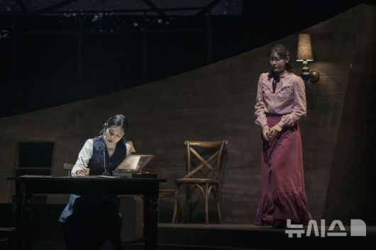 [서울=뉴시스] 연극 '사일런트 스카이' 공연 모습. (사진=국립극단 제공) photo@newsis.com *재판매 및 DB 금지