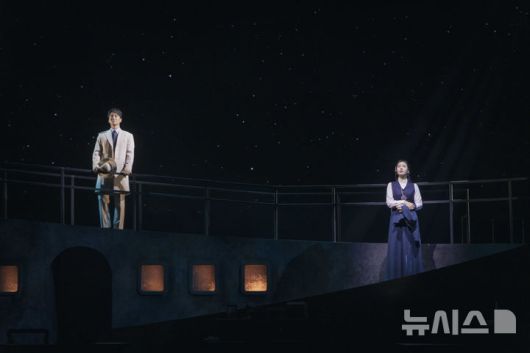 [서울=뉴시스] 연극 '사일런트 스카이' 공연 모습. (사진=국립극단 제공) photo@newsis.com *재판매 및 DB 금지