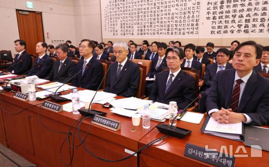 [서울=뉴시스] 조성우 기자 = 6일 오전 서울 여의도 국회에서 열린 법제사법위원회 전체회의에 박성재(왼쪽 네 번째부터) 법무부 장관과 천대엽 법원행정처장 관계 기관장들이 출석해 자리하고 있다.왼쪽부터 김선호 국방부 장관 직무대행, 이완규 법체저장, 김정원 헌법재판소 사무처장, 박성재 법무부 장관, 천대엽 법원행정처장, 오동운 고위공직자범죄수사처장, 조은석 감사원장 직무대행. 2024.12.06. xconfind@newsis.com