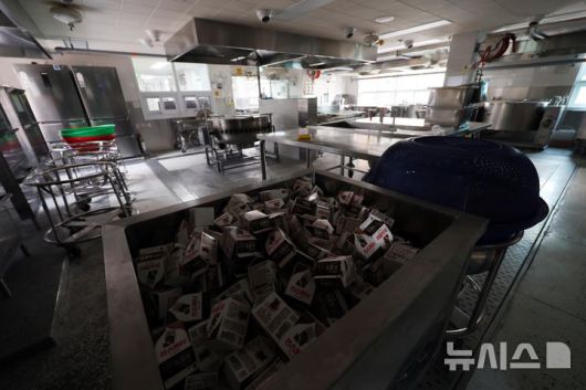 [부산=뉴시스] 하경민 기자 = 지난해 학교비정규직 파업으로 불이 꺼진 부산의 한 초등학교 급식 조리실 모습. 2024.12.06. yulnetphoto@newsis.com