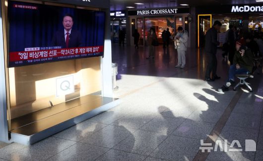 [서울=뉴시스] 추상철 기자 = 7일 오전 서울 용산구 서울역에서 시민이 윤석열 대통령의 대국민 담화 TV를 시청하고 있다. 2024.12.07. scchoo@newsis.com