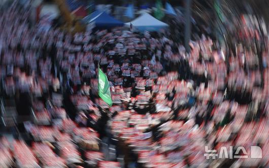 [서울=뉴시스] 추상철 기자 = 국회 본회의를 통해 대통령 탄핵소추안 표결이 예정된 7일 오후 서울 종로구 동화면세점 앞에서 열린 보수단체 대한민국바로세우기국민운동본부(대국본) 등의 '자유 대한민국 수호' 국민혁명대회에서 참가자들이 피켓을 들고 함성을 외치고 있다. 2024.12.07. scchoo@newsis.com