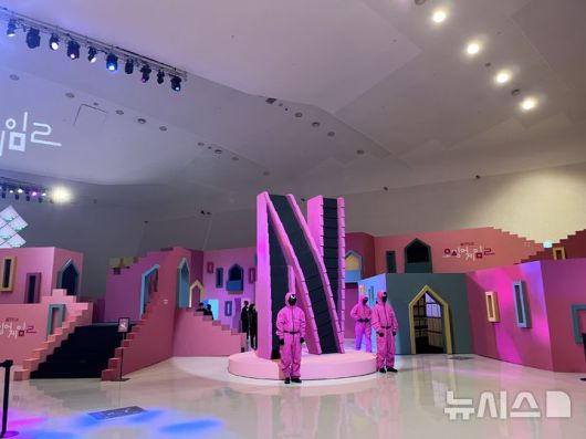 [서울=뉴시스]최은수 기자=넷플릭스가 9일 오전 서울 중구 동대문디자인플라자(DDP)에서 미디어 대상 '오징어게임 시즌2' 체험존을 개최했다.2024.12.09