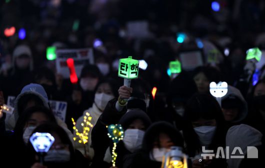 [대구=뉴시스] 이무열 기자 = 9일 오후 대구 중구 CGV 대구한일 앞에서 열린 윤석열 퇴진! 대구시민시국대회에서 시민들이 응원봉을 흔들며 윤석열 대통령 퇴진 구호를 외치고 있다. 2024.12.09. lmy@newsis.com