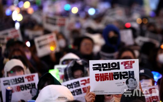 [대구=뉴시스] 이무열 기자 = 9일 오후 대구 중구 CGV 대구한일 앞에서 열린 윤석열 퇴진! 대구시민시국대회에서 시민들이 피켓을 들고 윤석열 대통령 퇴진 구호를 외치고 있다. 2024.12.09. lmy@newsis.com