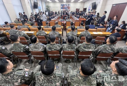 [서울=뉴시스] 계엄 해제 직후인 지난해 12월 10일 오전 서울 여의도 국회에서 열린 국방위원회의 긴급 현안질의에 박안수 육군참모총장 등 군 관계자들이 출석해 자리하고 있다.  (사진=뉴시스DB). 2025.05.19. photo@newsis.com