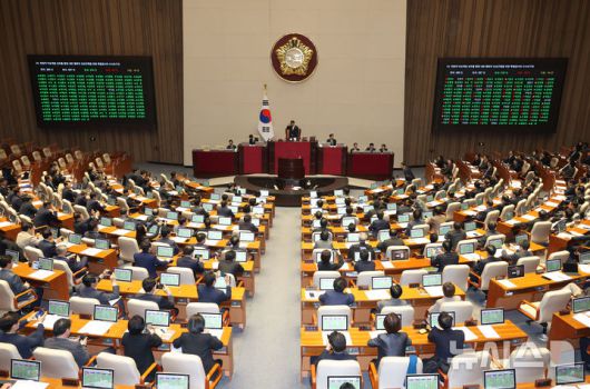 [서울=뉴시스] 고승민 기자 = 10일 서울 여의도 국회에서 열린 제418회국회(정기회) 제18차 본회의에서 위헌적 비상계엄 선포를 통한 내란 행위의 진상규명을 위한 특별검사의 수사요구안이 재석 287인, 찬성 210인, 반대 63인, 기권 14인으로 가결되고 있다. 2024.12.10. kkssmm99@newsis.com