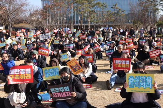 [진주=뉴시스]윤석열 탄핵 경상국립대 비상시국회의.2024.12.11.jkgyu@newsis.com *재판매 및 DB 금지