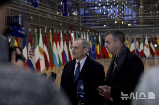 [AP/뉴시스] EU 순회의장국인 헝가리의 내무장관이 12일 벨기에 브뤼셀 유럽연합 정상회의본부 개최의  EU 내무 법무장관 회의에 참여하면서 취재진 질문에 답하고 있다