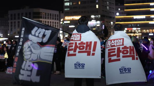 [세종=뉴시스] 12일 오후 세종시 나성동 어반아트리움 앞 광장 모인 시민이 '윤석열 탄핵'을 외치고 있다.(사진=서영석씨 제공).2024.12.12. photo@newsis.com *재판매 및 DB 금지