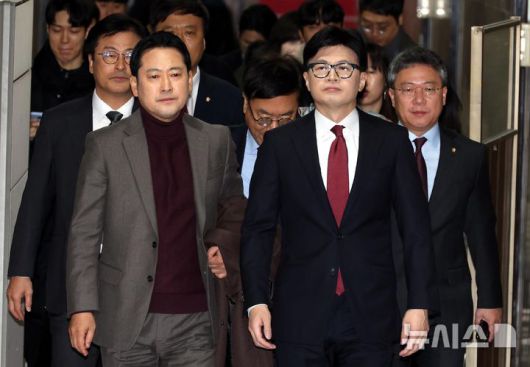 [서울=뉴시스] 조성봉 기자 = 한동훈 국민의힘 대표와 장동혁(왼쪽) 최고위원 등이 지난해 12월 12일 오전 서울 여의도 국회에서 열린 비공개 최고위원회의에 참석하고 있다. 2024.12.12. suncho21@newsis.com