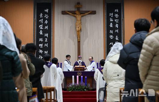 [광주=뉴시스] 이영주 기자 = 12일 오후 광주 동구 남동5·18기념성당에서 '대한민국의 올바른 정의와 평화를 위한 시국미사'가 열리고 있다. 2024.12.12. leeyj2578@newsis.com