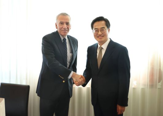 [수원=뉴시스] 24일 오후 서울 중구 컨퍼런스하우스달개비에서 김동연 경기도지사와 필립 골드버그(Philip Goldberg) 주한 미국 대사가 기념 촬영을 하고 있다. (사진=경기도 제공) 2024.12.24. photo@newsis.com *재판매 및 DB 금지