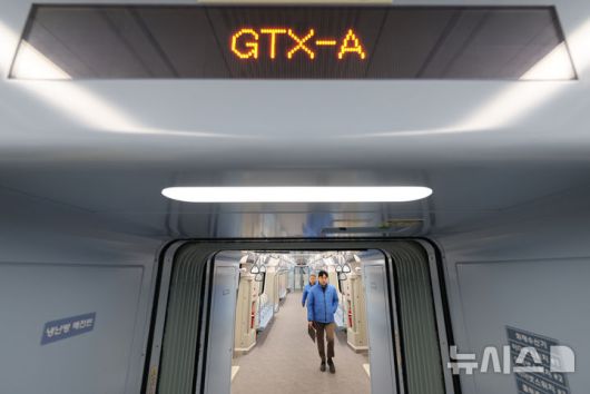 [파주=뉴시스] 황준선 기자 = 27일 오후 경기 파주시 운정중앙역에서 열린 GTX-A 운정중앙-서울역 구간 개통식에서 열차가 공개되고 있다. 2024.12.27. hwang@newsis.com