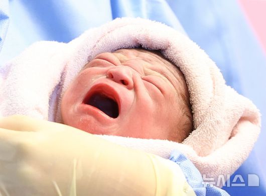 [고양=뉴시스] 황준선 기자 = 사진은 새해 첫날인 지난 1월 1일 오전 0시께 경기 고양시 일산차병원에서 엄마 구라겸 씨와 아빠 이효영 씨 사이에서 태어난 태명 꼬물이가 힘차게 울고 있는 모습. 2025.01.01. hwang@newsis.com