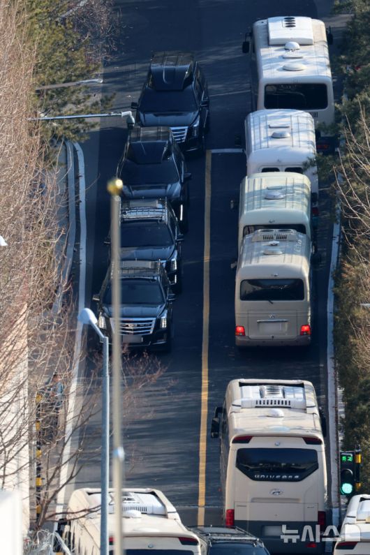 [서울=뉴시스] 이영환 기자 = 7일 오전 서울 용산구 윤석열 대통령 관저에서 캐딜락 차량들이 출입구로 이동하고 있다. 2025.01.07. 20hwan@newsis.com