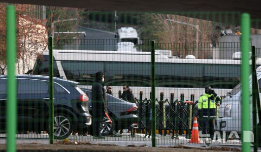 [서울=뉴시스] 홍효식 기자 = 법원이 내란 우두머리(수괴) 혐의를 받는 윤석열 대통령에 대한 체포영장을 재발부하면서 체포영장 기한이 연장된 가운데 8일 서울 용산구 대통령 관저 출입구에 경비가 삼엄하다. 2025.01.08. yesphoto@newsis.com