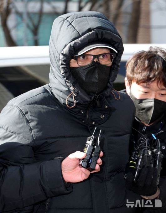 [서울=뉴시스] 김진아 기자 =  2018년 지방 선거 과정에서 억대의 불법 정치자금을 수수한 혐의를 받는 '건진법사' 전영배 씨가 9일 서울 양천구 서울남부지방법원에서 열린 영장실질심사(구속 전 피의자심문)에 출석하고 있다. 2025.01.09. bluesoda@newsis.com