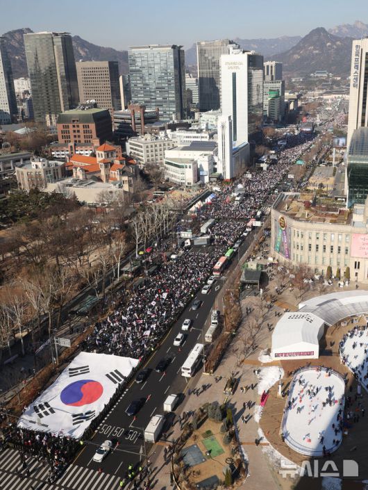 [서울=뉴시스] 김진아 기자 = 대한민국바로세우기국민운동본부(대국본) 11일 서울 종로구 동화면세점 인근에서 윤석열 대통령 탄핵 반대 집회 하고 있다. 2025.01.11. bluesoda@newsis.com