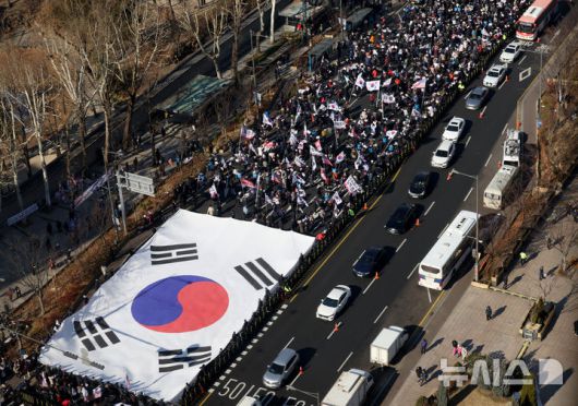 [서울=뉴시스] 김진아 기자 = 대한민국바로세우기국민운동본부(대국본) 11일 서울 종로구 동화면세점 인근에서 윤석열 대통령 탄핵 반대 집회 하고 있다. 2025.01.11. bluesoda@newsis.com