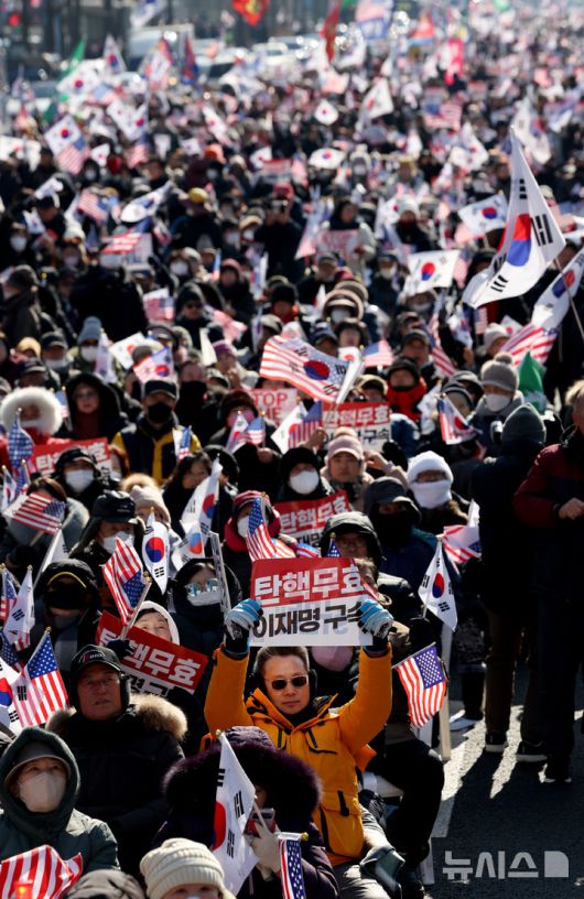[서울=뉴시스] 김진아 기자 = 대한민국바로세우기국민운동본부(대국본) 11일 서울 종로구 동화면세점 인근에서 윤석열 대통령 탄핵 반대 집회 하고 있다. 2025.01.11. bluesoda@newsis.com