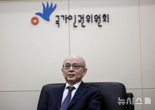 [서울=뉴시스] 정병혁 기자 = 안창호 국가인권위원장이 13일 서울 중구 국가인권위원회를 찾은 국회 운영위원회 야당 의원들과의 면담에 앞서 자리에 앉아 있다. 2025.01.13. jhope@newsis.com