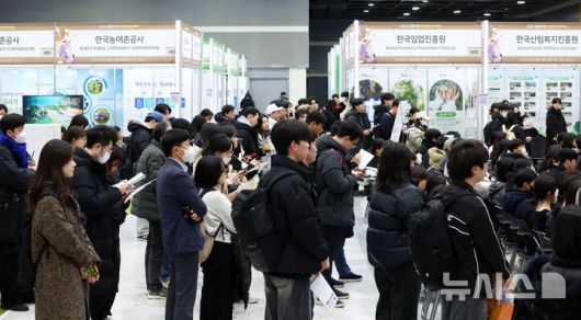 [서울=뉴시스] 전신 기자 = 14일 서울 서초구 aT센터에서 열린 2025 공공기관 채용정보박람회에서 구직자 등 참가자들이 유형별 공개모의면접을 바라보고 있다. 2025.01.14. photo1006@newsis.com