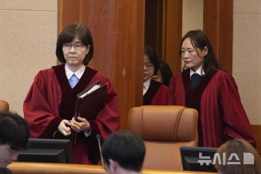 [서울=뉴시스] 황준선 기자 = 윤석열 대통령 탄핵심판 사건의 첫 변론기일인 14일 오후 서울 종로구 헌법재판소 대심판정에서 이미선(왼쪽) 헌법재판관과 정정미 헌법재판관이 심판정에 들어서고 있다. (공동취재) 2025.01.14. photo@newsis.com