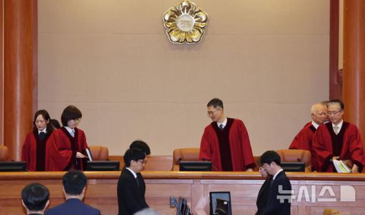 [서울=뉴시스] 황준선 기자 = 윤석열 대통령 탄핵 심판의 첫 변론기일인 14일 오후 서울 종로구 헌법재판소에서 재판관들이 심판정에 앉고 있다. (공동취재) 2025.01.14. photo@newsis.com