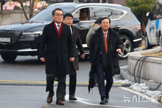 [서울=뉴시스] 황준선 기자 = 윤석열 대통령 측 변호인단인 배보윤(왼쪽), 윤갑근 변호사가 14일 서울 종로구 헌법재판소에서 열린 윤석열 대통령 탄핵심판 사건 첫 변론기일에 출석하고 있다. 2025.01.14. hwang@newsis.com