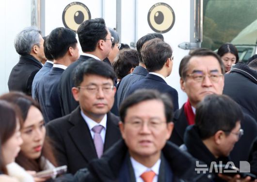 [서울=뉴시스] 황준선 기자 = 윤석열 대통령의 탄핵심판 첫 변론기일인 14일 오후 윤갑근 윤 대통령 변호인이 변론을 마치고 취재진의 질문에 답변하고 있다. 한편 뒤로는 국회 탄핵소추단이 취재진 질문에 답변하고 있다. (공동취재) 2025.01.14. photo@newsis.com