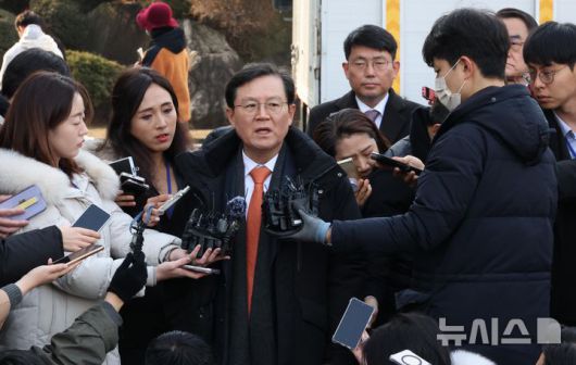 [서울=뉴시스] 황준선 기자 = 14일 오후 윤석열 대통령의 법률대리인인 윤갑근(가운데), 배보윤 변호사가 윤 대통령의 탄핵심판 첫 변론기일을 마치고 서울 종로구 헌법재판소 심판정을 나서면서 취재진 질문에 답변하고 있다. (공동취재) 2025.01.14. photo@newsis.com