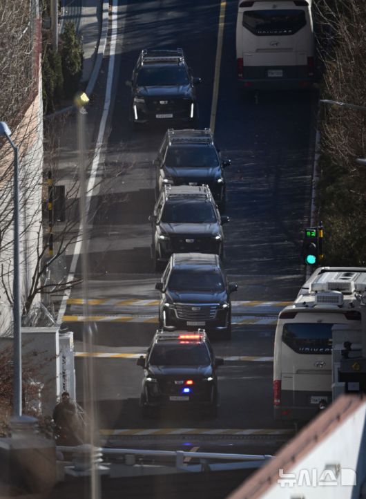 [서울=뉴시스] 황준선 기자 = 고위공직자범죄수사처와 경찰에 의해 체포된 윤석열 대통령이 탑승한 차량이 15일 서울 용산구 윤석열 대통령 관저를 나서고 있다. 2025.01.15. hwang@newsis.com