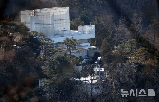 [서울=뉴시스] 김선웅 기자 = 고위공직자범죄수사처(공수처)와 경찰이 윤석열 대통령에 대한 2차 체포영장을 집행한 15일 윤 대통령 등이 탑승한 것으로 추정된 차량이 서울 용산구 한남동 관저를 나서고 있다. 2025.01.15. mangusta@newsis.com