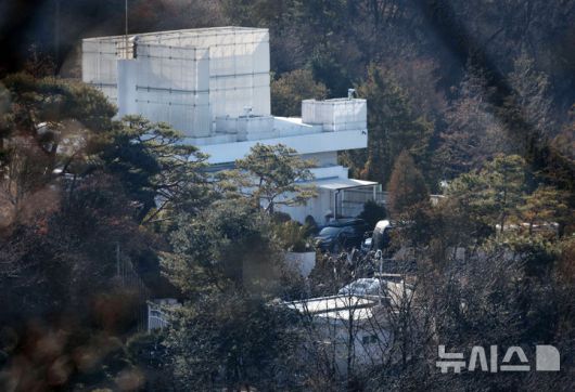 [서울=뉴시스] 김선웅 기자 = 고위공직자범죄수사처(공수처)와 경찰이 윤석열 대통령에 대한 2차 체포영장을 집행한 15일 윤 대통령 등이 탑승한 것으로 추정된 차량이 서울 용산구 한남동 관저를 나서고 있다. 2025.01.15. mangusta@newsis.com