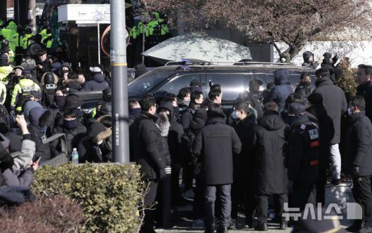 [서울=뉴시스] 정병혁 기자 = 고위공직자범죄수사처(공수처)와 경찰이 윤석열 대통령에 대한 2차 체포영장을 집행한 15일 윤 대통령 등이 탑승한 것으로 추정된 차량이 서울 용산구 한남동 관저를 나서고 있다. 2025.01.15. jhope@newsis.com