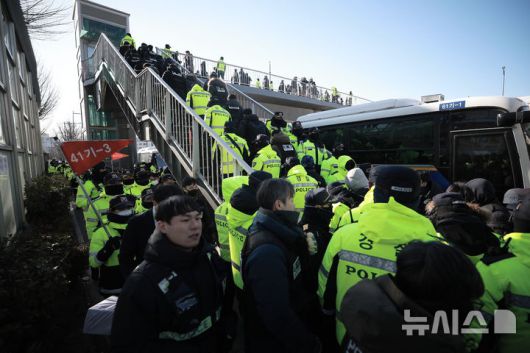 [서울=뉴시스] 정병혁 기자 = 윤석열 대통령에 대한 체포 영장집행을 마친 경찰과 공수처 관계자들이 15일 서울 용산구 대통령 관저에서 철수하고 있다. jhope@newsis.com