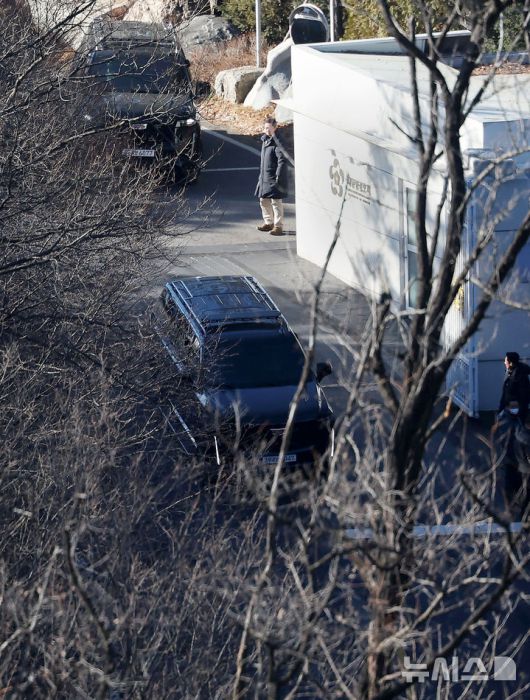 [서울=뉴시스] 홍효식 기자 = 고위공직자범죄수사처(공수처)와 경찰이 윤석열 대통령에 대한 2차 체포영장을 집행한 15일 윤 대통령을 태운 차량 행렬이 서울 용산구 한남동 관저를 나서 과천 공수처로 향하고 있다. 2025.01.15. yesphoto@newsis.com