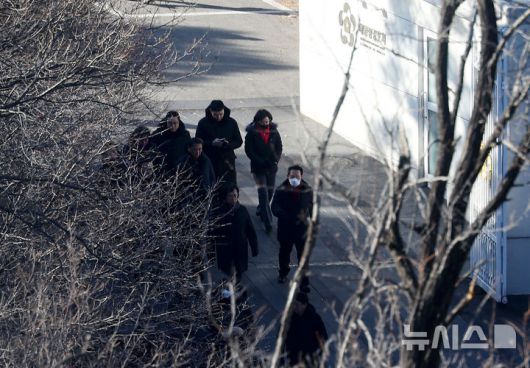 [서울=뉴시스] 홍효식 기자 = 고위공직자범죄수사처(공수처)와 경찰이 윤석열 대통령에 대한 2차 체포영장을 집행한 15일 서울 용산구 한남동 관저 인근에서 국민의힘 김석기, 이만희 의원 등이 나서고 있다. 2025.01.15. yesphoto@newsis.com