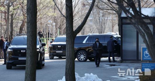 [과천=뉴시스] 김근수 기자 = 15일 한남동 관저에서 체포된 윤석열 대통령을 태운 차량이 정부과천청사 고위공직자수사처로 들어서고 있다. (공동취재) 2025.01.15. photo@newsis.com