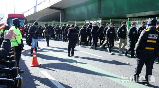 [서울=뉴시스] 고범준 기자 = 윤석열 대통령에 대한 2차 체포영장 집행이 끝난 15일 서울 용산구 대통령 관저에서 로 경찰과 공수처 관계자들이 이동하고 있다. 2025.01.15. bjko@newsis.com